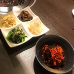 焼肉 わがんせ - ナスのキムチとナムル盛り