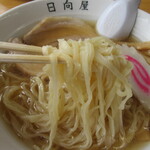 青竹手打ラーメン 日向屋 - 青竹手打ち麺にスープが絡む。