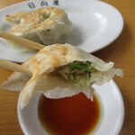 青竹手打ラーメン 日向屋 - 餃子は熱々にて提供。