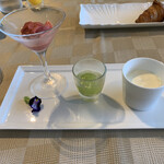 THE HIRAMATSU HOTELS&RESORTS - 朝食：あんずのシャーベット　シャインマスカットとベルガモットのゼリー　イチジクとスグリのソース添えヨーグルト