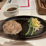 Jukusei Wagyuu Yakiniku Maruyoshi - ハンバーグ定食　奥にあるのはハンバーグソース