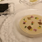 ＜前菜１＞佐賀産新玉葱のヴルーテ　アオリイカ、花穂シソ、イカスミのケークサレのアンサンブル