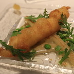 ＜前菜２＞ペルー産ホアイトアスパラのムニエ　福岡産の細魚のベニエ、春の訪れを感じて