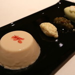 オーグードゥジュール メルヴェイユ 博多 - 桜のブロマンジェ、春の山菜、タラの芽のアイスクリーム添え　日本のエスプリを込めて