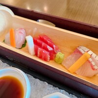 名駅なだ万茶寮 - 筋のあるマグロ　