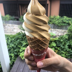 カフェド坊 - 有馬温泉の泉源の一つである金泉を炊き上げて作る金泉塩とキャラメルのソフトクリーム（¥500円）濃厚で滑らかな口当たりのソフトクリームで美味しかったです。