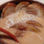 Menba Tadokoro Shouten - 北海道味噌・炙り叉焼（1,130円）。スープは味噌の味が濃くて少し辛めに感じました。叉焼は分厚くて食べ応えあります。