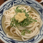 Marugame Seimen - かけうどん（冷）大¥460  ※青ネギ、生姜を乗せました。
                        一見、普通のかけうどんですが麺もお出汁も冷たい。