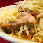 ラーメン二郎 - 豚の厚み