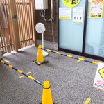 ラーメン二郎 - ウェイティングスペースとサーキュレーター