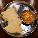 Indian Nepali Restaurant HEERA - 令和4年7月 ランチタイム
                        Aセット 690円
                        日替わりカレー(チキンとシメジのカレー)＋サラダ＋スープ
                        チーズナンに変更 ＋200円