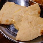 Indian Nepali Restaurant HEERA - 令和4年7月 ランチタイム
                      Aセットに＋200円でチーズナンに変更