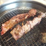 焼肉 宝島 - 肉串(牛せせり＆リブロース)