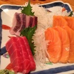 赤とうがらし - サーモン・かんぱち・まぐろの盛り合わせ。とっても新鮮で美味しいです。