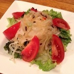 赤とうがらし - 野菜サラダ。シンプルな料理ですが、新鮮な野菜と手作りドレッシングが素晴らしいバランスです。