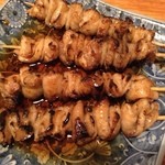 赤とうがらし - 鳥皮。今回はたれで注文しました。適度な脂身と香ばしい焦げ目が絶妙です。