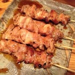 赤とうがらし - せせり。新鮮な肉でちょっと歯ごたえがあるせせりは希少な部位ですね。こんな部位も気軽に楽しめます。