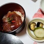 旨さ納得の宿 香潮 - 地元の名物、手こね寿司。これとは別にお櫃に白米も付きます