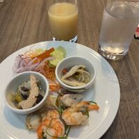 ポム・ダダン - アメリカンブレックファスト３３８８円。魚介のマリネ、エスカベッシュ、海老とホタテのソテーとシーフードたっぷりです（╹◡╹）（╹◡╹）