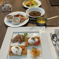 ポム・ダダン - アメリカンブレックファスト３３８８円。ビュッフェボードとメインのエッグベネディクト。こちらのメインも大好きです（╹◡╹）（╹◡╹）。ほぼ生のスモークサーモンが嬉しいです♩