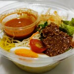 セブンイレブン - 料理写真:肉味噌で食べるラーメンサラダ321円