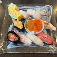 小樽おり鮨 - しょう握り9貫3000円
                      真ん中にいくらもサービスで付いてるので、こっちの方がお得かも？