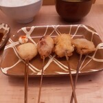 Kushiage Katsugorou - 一皿目の4本　(せせり、豚バラ玉ねぎ、椎茸の肉詰め、えびしんじょう)