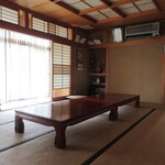Hama zushi - 奥には座敷。