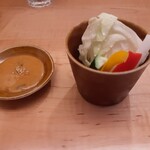 Kushiage Katsugorou - 席についてすぐ、お水とこちら、居酒屋のお通しのように、生キャベツやスティック野菜、味噌だれつきでいただきました。