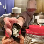 鳥茂 - キャビア海苔巻き