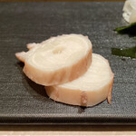 たかおか - 銚子の蛸
      薄っすらとした味付けで、噛むとジワジワと拡がる旨味がビールを誘います♪
      太さからも大きな蛸なのが想像できます！