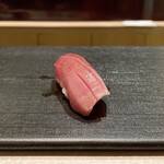 たかおか - 鳥取県境港 鮪 中トロ 樋長より 80.8kg 施網
      しっとりとしてやわらかです。
      この時期の鮪中トロの脂は上品な味わい、シャリの酸に呼応して甘みが感じられます♪