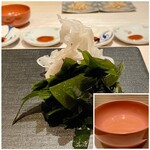 たかおか - ワカメと酢蓮根
      自家製のポン酢にさっとくぐらせていただきます。
      ワカメが色濃く肉厚で食感もしっかりと、酢蓮根と一緒に箸休めとしていただきました♪