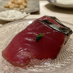 たかおか - 銚子の鰹
      この日11時に届いたばかりの鰹、皮が燻銀に輝いています！
      深みのある色味の身がまた美しい！
      死後硬直した身の適度な食感が心地良く、さっぱりとしながらも程良い脂がありとっても美味しいです。