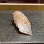 Takaoka - 鴨川 カイワリ（シマアジ）
                        シマアジに勝るとも劣らない美味しさ、身のきめ細やかさからとてもやわらかく甘みがあります。
                        こんな種にも高岡氏のシャリが馴染みます♪
                        千葉の海の豊かさに驚くばかりです！
                        