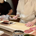 たかおか - 竹岡の太刀魚に炭火で軽く焼いている時の、チリチリとした音がとても耳に心地良いのです。
      焼かれた芳ばしい香りが堪りません！
      高岡氏の隣で鮨エンリケの阿部大将が一緒に、師弟関係の絆を垣間見た思いです♪