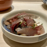 たかおか - 千葉 金谷 真鯵タタキ
      朝獲れの真鯵の身の締まり具合が素晴らしいです、こんな鯵にはそうそうお目にかかれないですね！
      身の盛り上がったその厚み、脂ののりも申し分なく実に美味しい！！