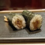 たかおか - 追加で干瓢巻きを半分
      個人的に干瓢巻きが好きなので追加でいただきました。
      山葵を効かせてもらいましたが、ツンとくる爽やかな芳香に海苔の風味が良かったです♪