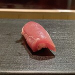 たかおか - 鳥取県境港 鮪 赤身漬け 樋長より 80.8kg 施網
      夏の鮪らしく色味が若干薄く感じます。
      それでも赤身らしい酸味がありさっぱりとした美味しさです♪