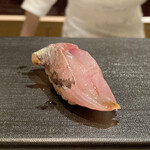 たかおか - 金谷 真鯵
      輝いてますね！
      脂がのってます！
      身が盛り上がる肉厚さ、金谷の鯵は今が旬です！
      
      