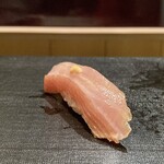 たかおか - 勝浦 金目鯛
                                シャリの酸味により、金目鯛の上品な旨味と甘味がより良く感じられます。
                                身のやわらかさとシャリの硬さがとても自然に馴染んでいるのが不思議なのですよね！
                                美味しいです♪