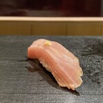 Takaoka - 勝浦 金目鯛
                        シャリの酸味により、金目鯛の上品な旨味と甘味がより良く感じられます。
                        身のやわらかさとシャリの硬さがとても自然に馴染んでいるのが不思議なのですよね！
                        美味しいです♪