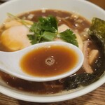 新橋 纏 - 烏賊干鶏白湯そばのスープ