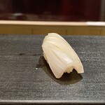 たかおか - 富津 スミイカ
      おーこの歯触りの良さが素晴らしいです！
      コリッコリな食感にこの甘みの強さ、やはりシャリがしっかりと下支えして見事な一体感、美味しいです♪