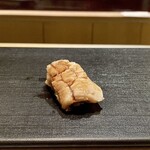 たかおか - 富津 穴子
      まさに江戸前の穴子です！
      身がふっくらと煮詰めの甘みに薄っすらと感じられる脂、美味しいです♪