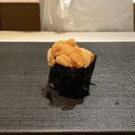 たかおか - 小樽 馬糞ウニ
      この日、千葉県以外の種はこのウニと鮪だけですね！
      小樽の馬糞ウニはやはり今がシーズン真っ盛り、甘みがありますね！
      海苔の風味にウニ、良いですね♪