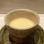 たかおか - 富津の蛤のお出汁の茶碗蒸し
      蛤の香り高さが熱々な茶碗蒸しから感じられます！
      お鮨に入る前に、口をリセットしながら気持ちの切り替えにもタイミングがとても良いのです♪