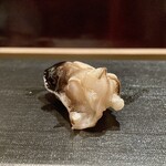 たかおか - 富津 トリガイ
      噛むほどに甘みが出てくるトリガイ独特な味わいは、エグミなどなく鮨種として大好きなのです。
      シャコシャコとした食感が硬めのシャリにまた良く合っていますね、凄く美味しいです♪