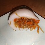 さわ山 - 甘辛く煮たきんぴらごぼうを新潟産こしひかりを使った新粉餅で包んだ団子です。