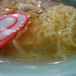 大衆食堂　四十萬 - 麺とスープ、そしてカマボコ接写。